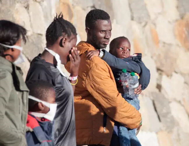 Você está visualizando atualmente Migrantes desembarcam na Itália em meio a tensão com ONGs