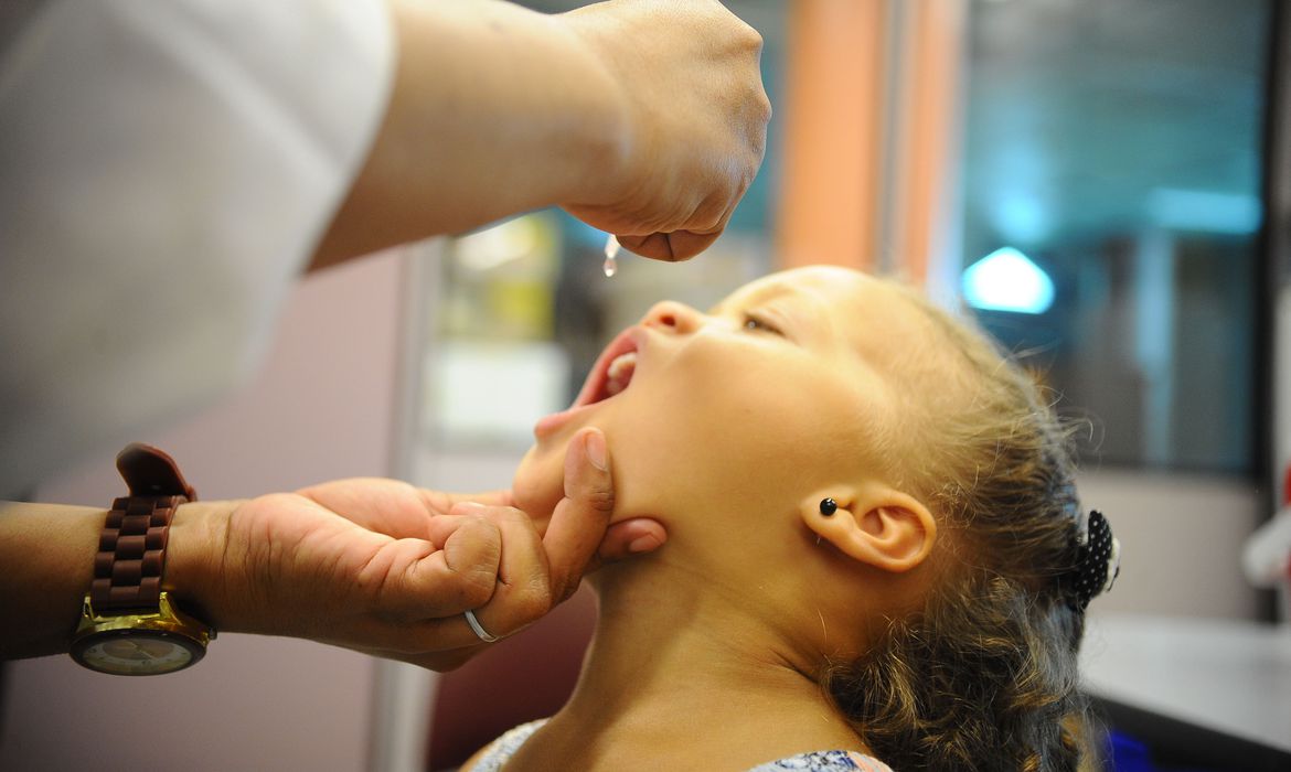 Você está visualizando atualmente Ministro da Saúde pede que pais vacinem filhos contra poliomielite