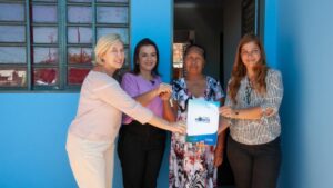 Leia mais sobre o artigo Prefeita Adriane entrega novas casas no Jardim Canguru
