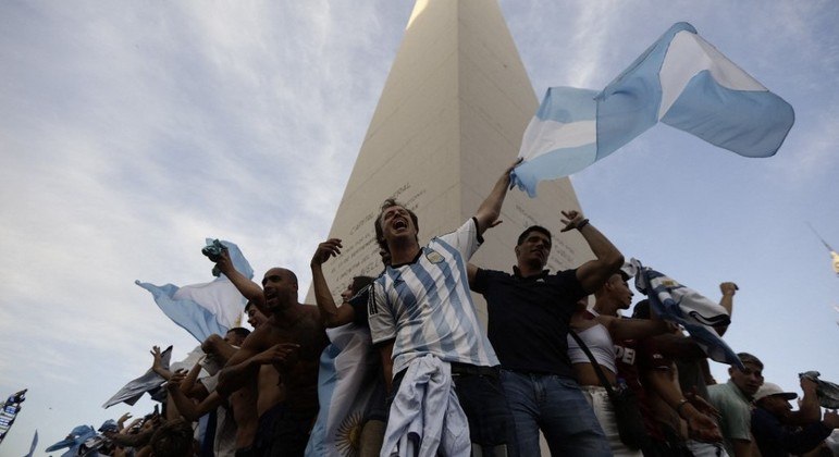 Você está visualizando atualmente APOIO TOTAL: Argentinos esgotam passagens de voos para ver a final da Copa