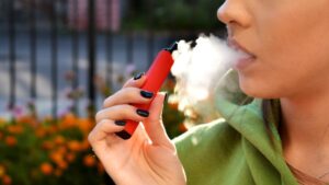 Leia mais sobre o artigo Cigarro eletrônico causa mais mal do que tabaco, alertam estudos