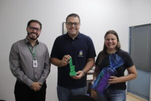 Leia mais sobre o artigo DOURADOS: Diretor do IFMS entrega ao Prefeito troféu de parceiro da entidade