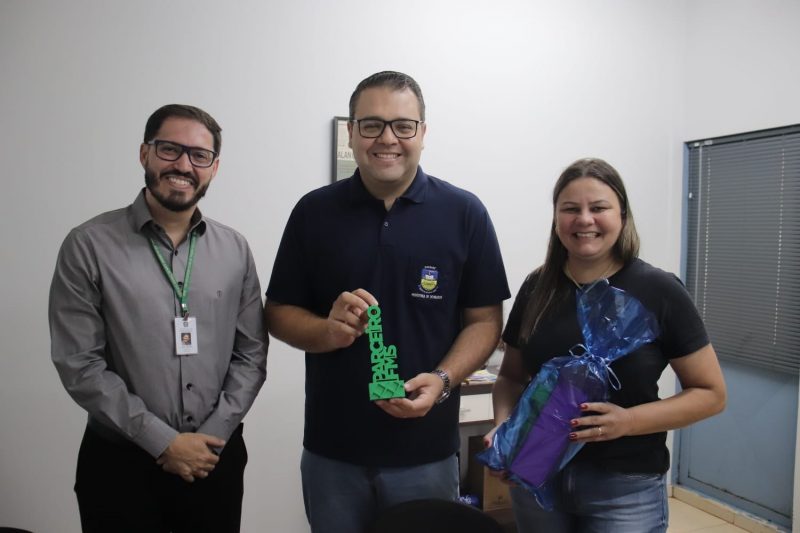 Você está visualizando atualmente DOURADOS: Diretor do IFMS entrega ao Prefeito troféu de parceiro da entidade