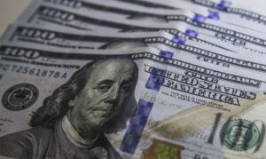 Leia mais sobre o artigo Dólar cai para R$ 5,20 após acordo que limita PEC da Transição