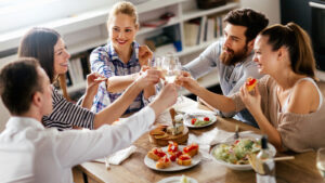 Leia mais sobre o artigo CONEXÃO: Fazer refeições com amigos e familiares ajuda a evitar o estresse