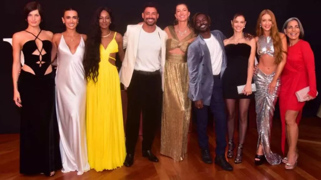 Gisele Bündchen volta ao Brasil para festa com famosos