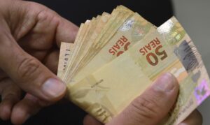 Leia mais sobre o artigo Governo reajusta salário mínimo a R$ 1.302 a partir de janeiro
