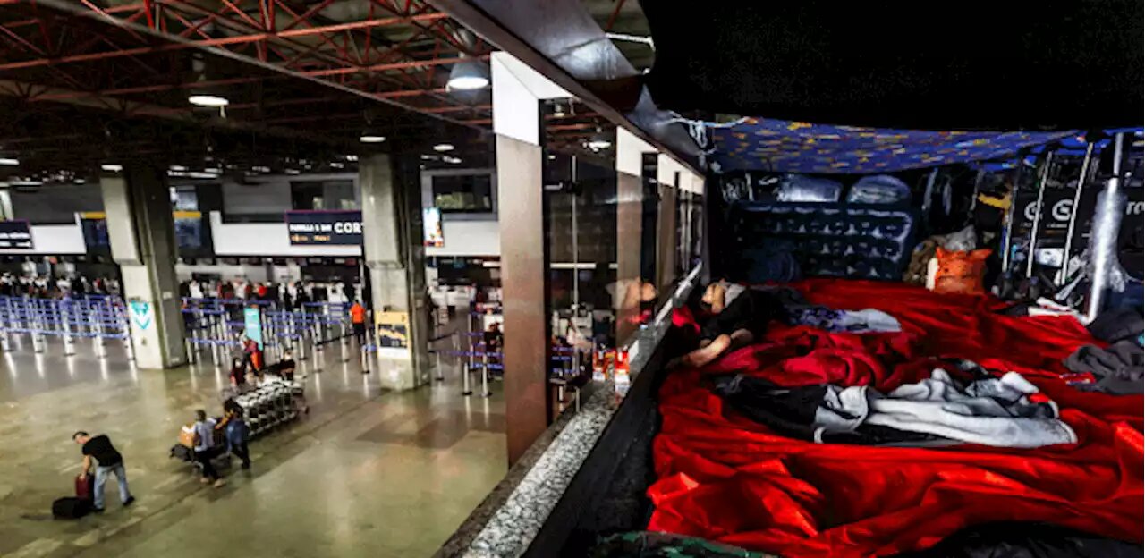 Você está visualizando atualmente No Brasil, imigrantes afegãos acabam em aeroporto e abrigos