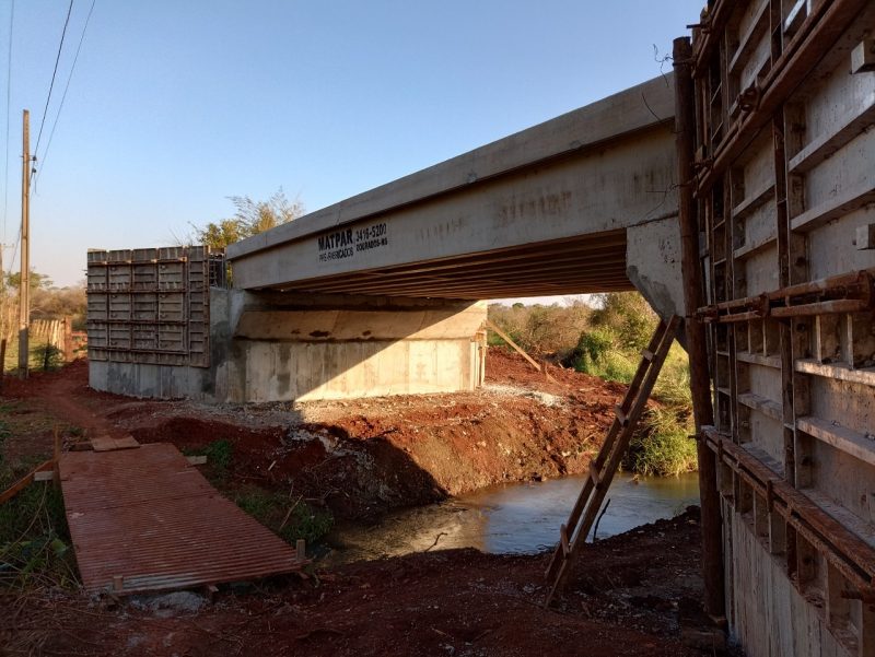 Você está visualizando atualmente FLUXO MELHOR: Pronta a ponte de concreto córrego Laranja Lima em Dourados