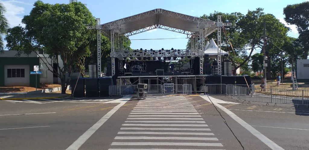 Você está visualizando atualmente Réveillon na Praça terá shows musicais, DJ e show em Naviraí