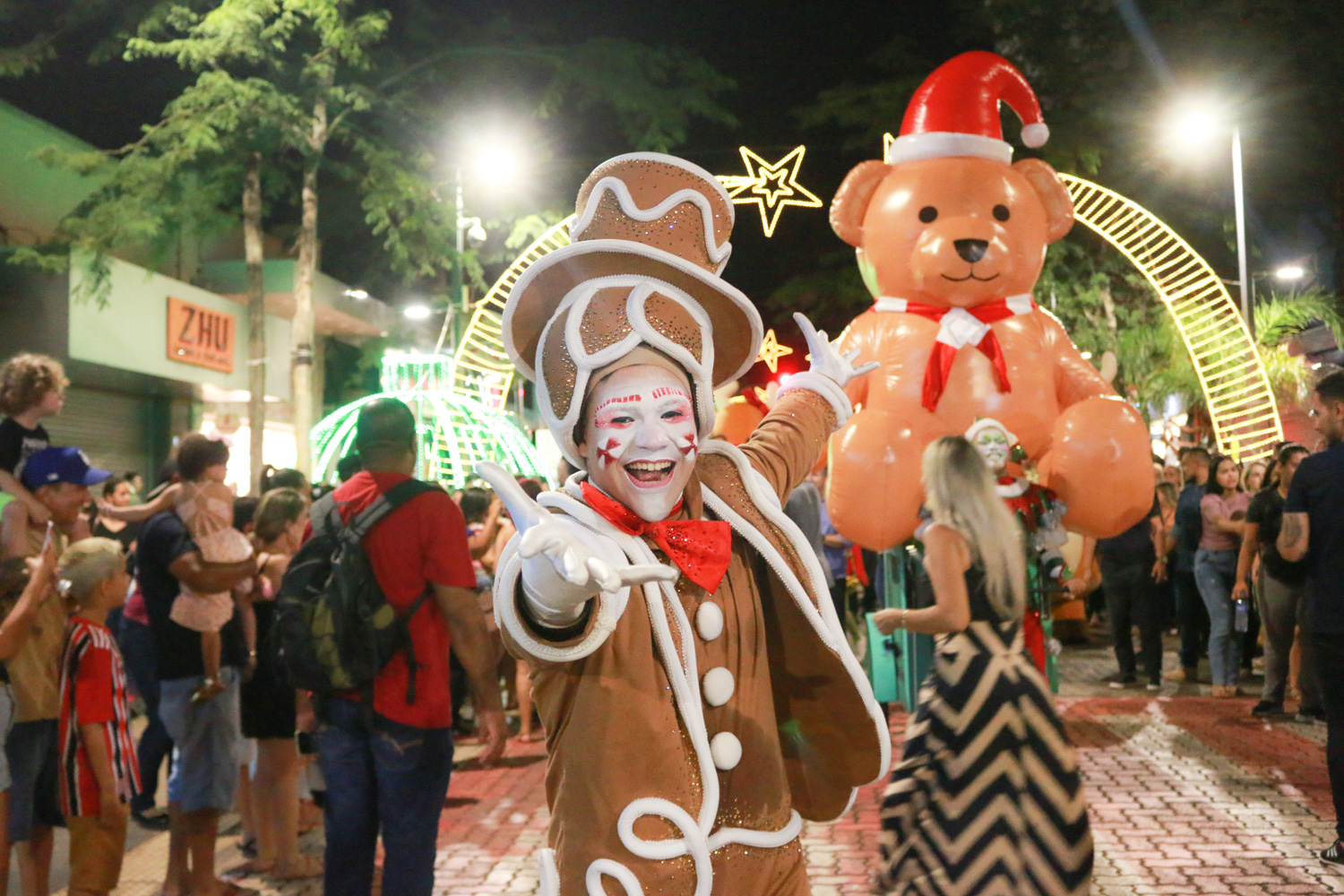 show-infantil-e-parada-natalina-atraem-milhares-em-campo-grande