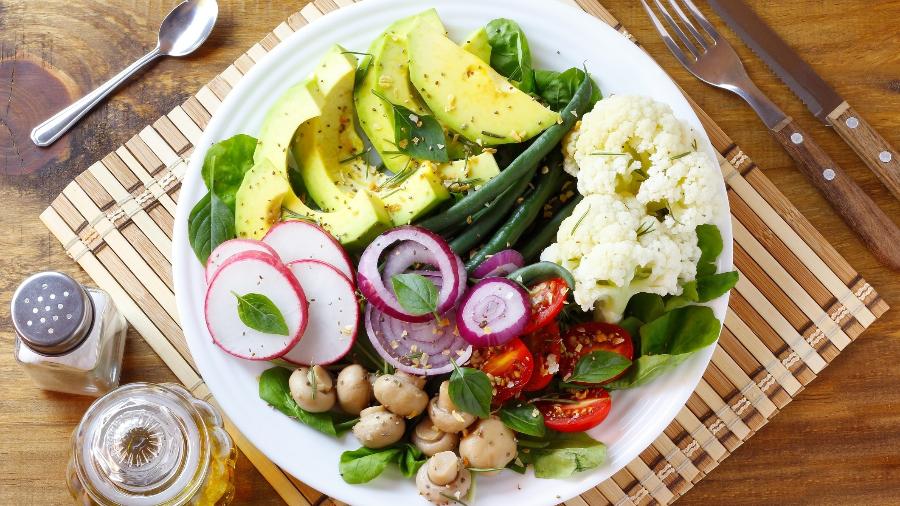 Você está visualizando atualmente 5 saladas nutritivas e leves para incluir na dieta