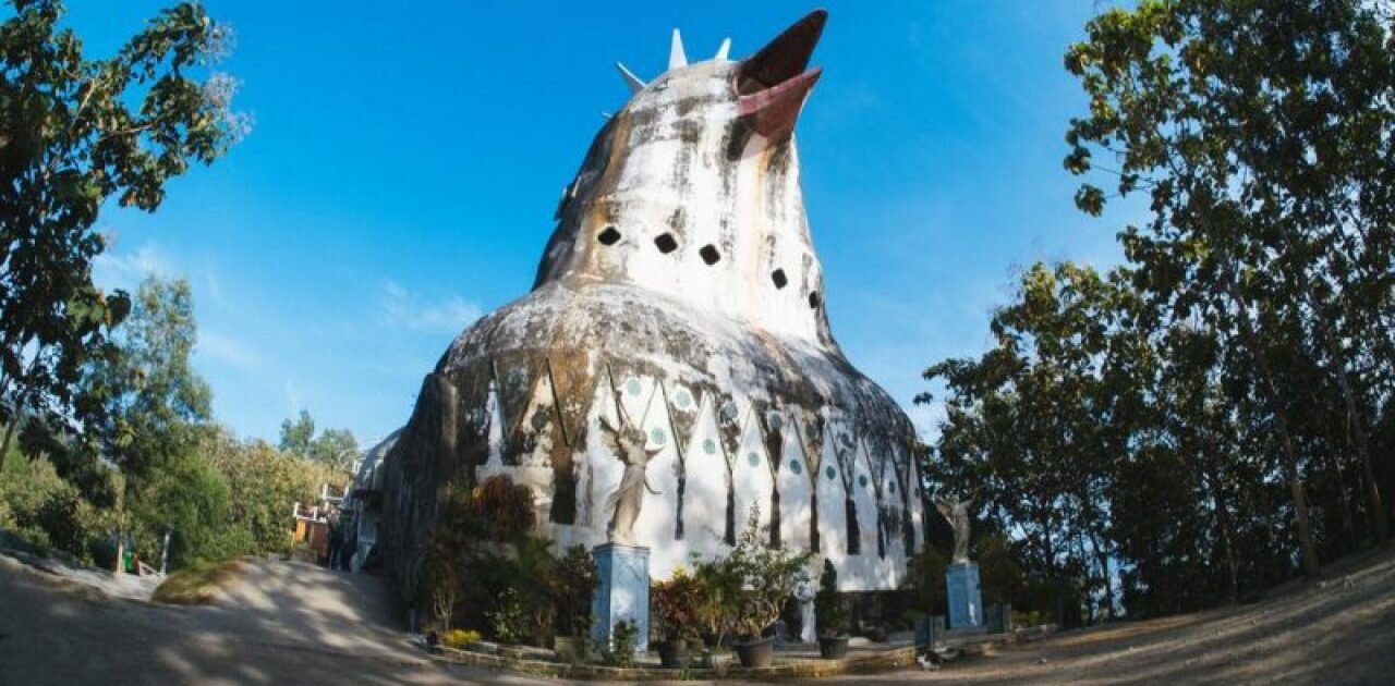 Você está visualizando atualmente MISTÉRIO: A história por trás da igreja na Indonésia em formato de galinha