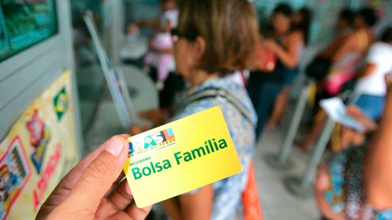 Você está visualizando atualmente Caixa começa a pagar Bolsa Família de R$ 600