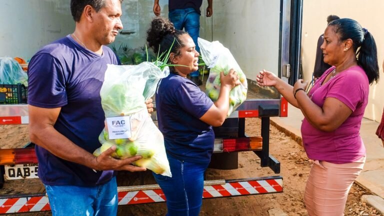 Você está visualizando atualmente CG: Prefeitura leva cestas de alimentos para mais de 100 famílias