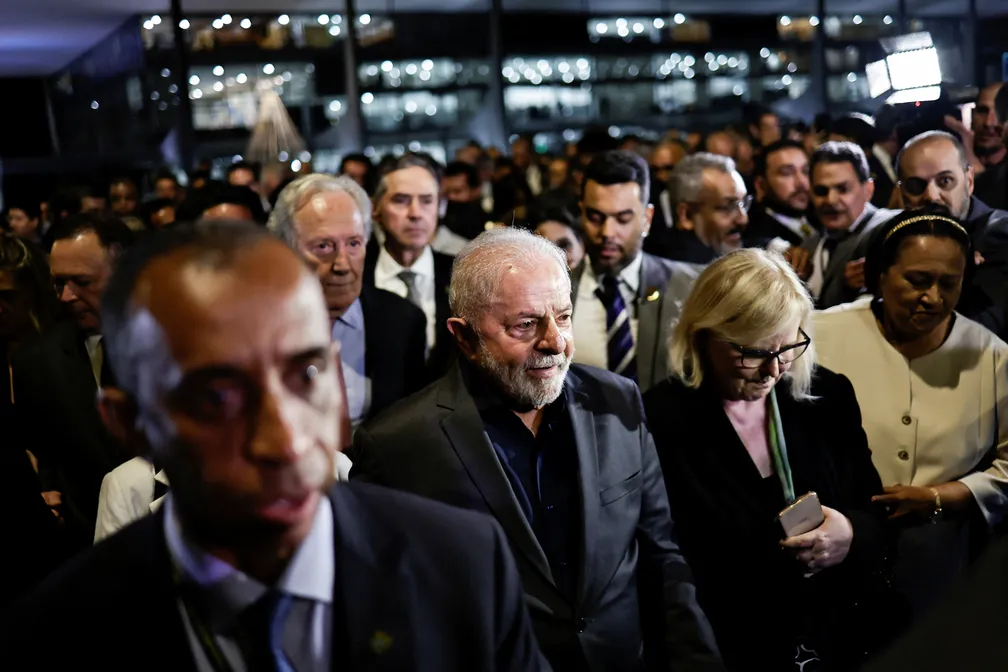 Você está visualizando atualmente RETOMADA: Lula caminha com governadores e ministros até o Supremo