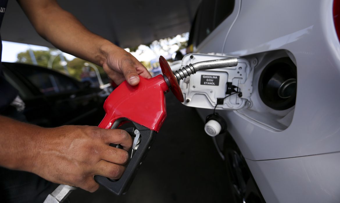 Você está visualizando atualmente Novo preço da gasolina nas distribuidoras começa a valer