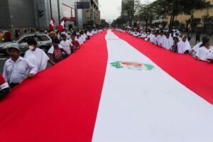 Leia mais sobre o artigo Peruanos marcham pela paz e novos protestos após impeachment