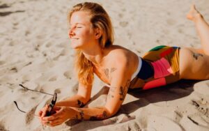 Leia mais sobre o artigo Saiba os 5 cuidados com as tatuagens nas férias de verão