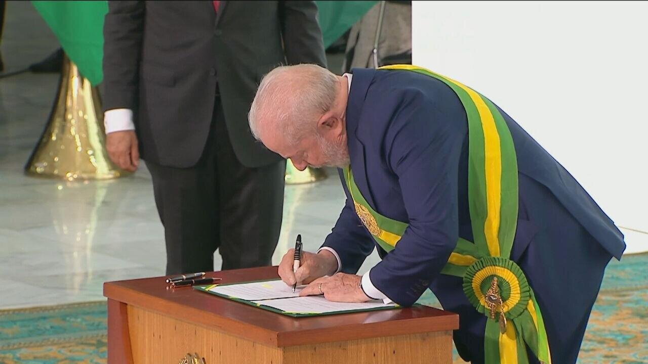 Você está visualizando atualmente Veja quais os decretos assinados por Lula no primeiro dia no poder