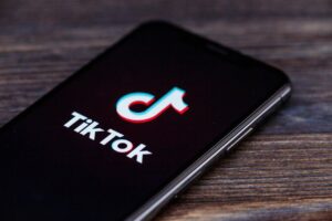 Leia mais sobre o artigo TikTok aprimora configurações de mensagens diretas