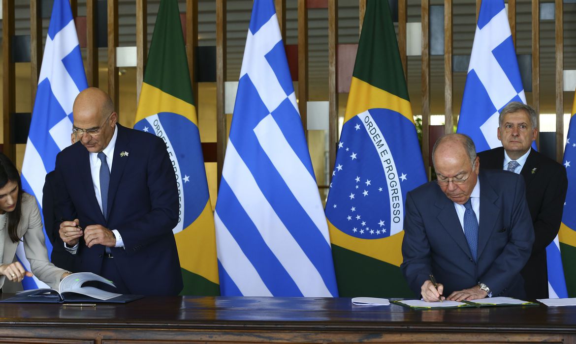Você está visualizando atualmente Brasil e Grécia firmam apoio em defesa, serviços aéreos e turismo