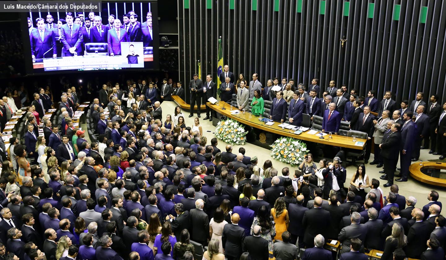 Você está visualizando atualmente Congresso empossa hoje 513 deputados e 27 senadores eleitos