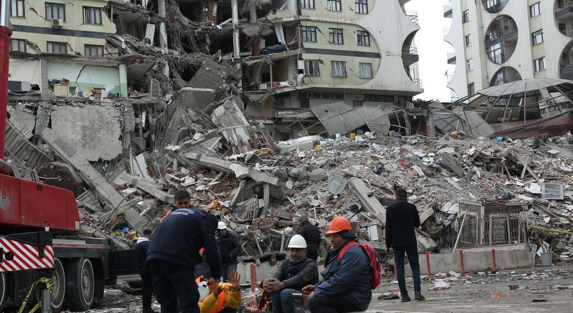 Você está visualizando atualmente Mortos em terremoto na Turquia e na Síria passam de 16 mil