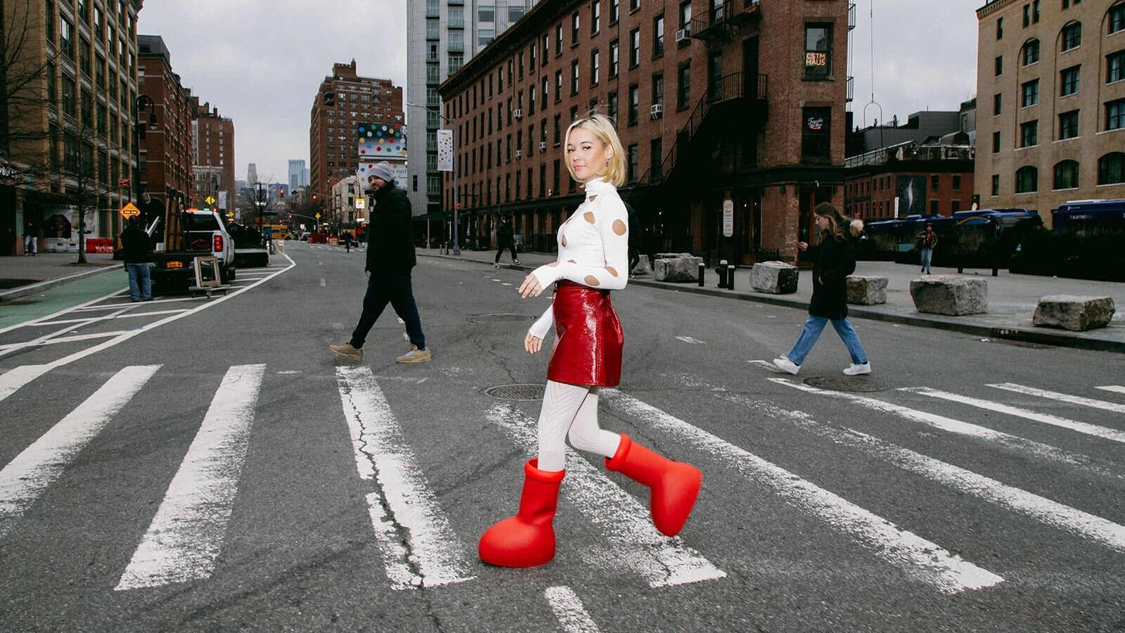 Você está visualizando atualmente DESENHO ANIMADO: Com botas grandes vermelhas, a moda entra na sua era “boba”