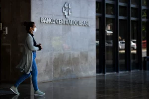 Leia mais sobre o artigo BCs globais reforçam fluxo de dinheiro para ajudar bancos