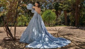 Leia mais sobre o artigo Confira nova tendência das noivas com vestidos azuis em 2023