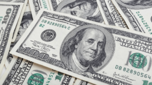 Leia mais sobre o artigo Dólar cai para R$ 5,24 após ajuda a bancos estrangeiros