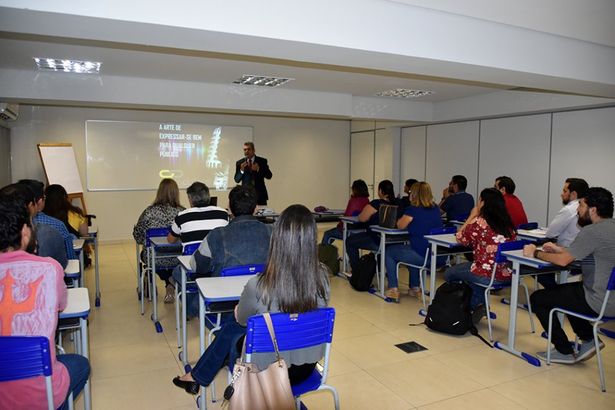 Você está visualizando atualmente RELACIONAMENTOS: IEL promove curso de oratória para melhorar a comunicação