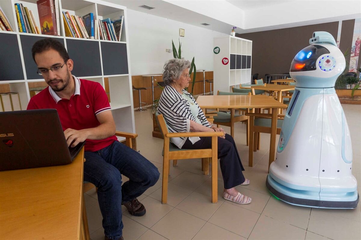 ITÁLIA: Robôs ajudam cuidar de idosos e podem revolucionar setor