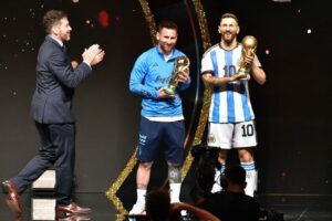 Leia mais sobre o artigo Messi ganha estátua em homenagem da Conmebol à Argentina