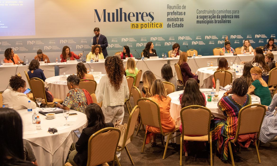 Você está visualizando atualmente Ministras e prefeitas defendem mais inclusão feminina na política