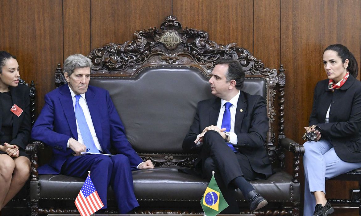 Você está visualizando atualmente No Senado, Kerry discute pauta ambiental e parcerias com o Brasil