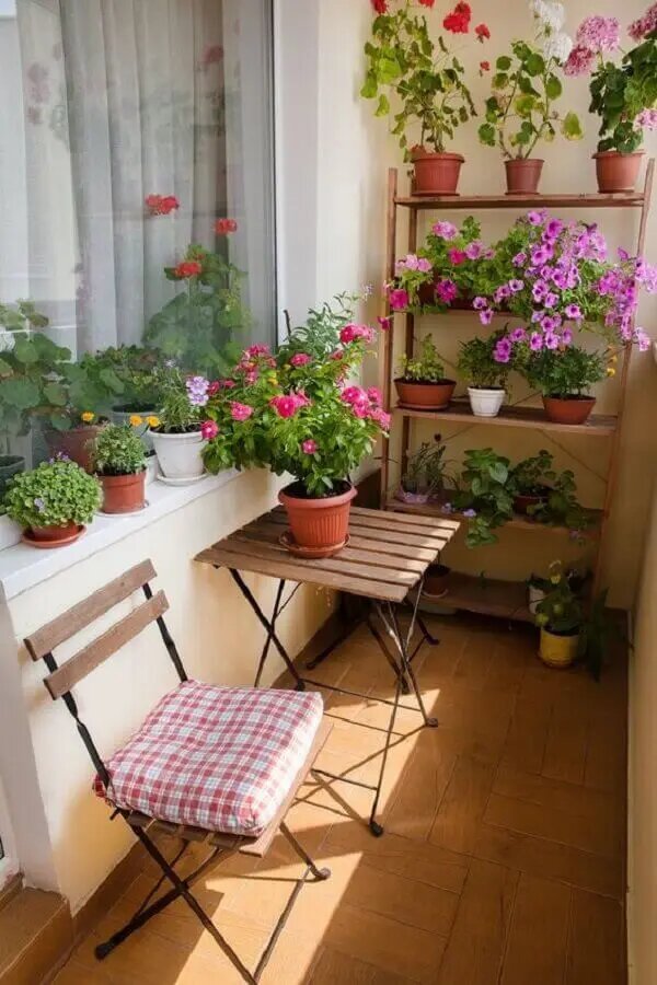 veja-como-fazer-decoracao-com-flores-em-varanda-pequena