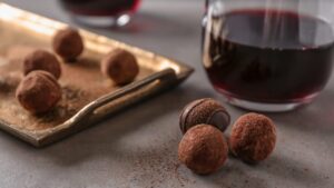 Leia mais sobre o artigo Veja dicas para combinar vinho com chocolate