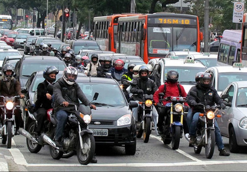 Você está visualizando atualmente OMS divulga novo guia sobre uso de capacetes para motociclistas