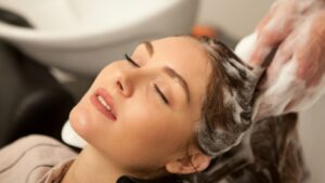 Leia mais sobre o artigo Saiba quais os benéficos da massagem no couro cabeludo
