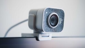 Leia mais sobre o artigo Como saber se estão me espionando pela webcam?