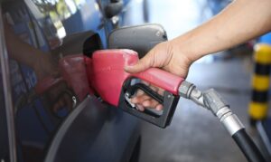 Leia mais sobre o artigo Petroleiros aprovam medida que barateia preço dos combustíveis