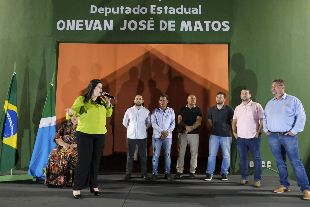 Você está visualizando atualmente Praça Deputado Onevan de Matos é entregue em Naviraí