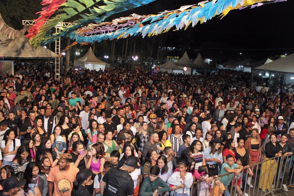 Você está visualizando atualmente 20ª FEJUNAVI teve recinto lotado em show de Patrícia e Adriana