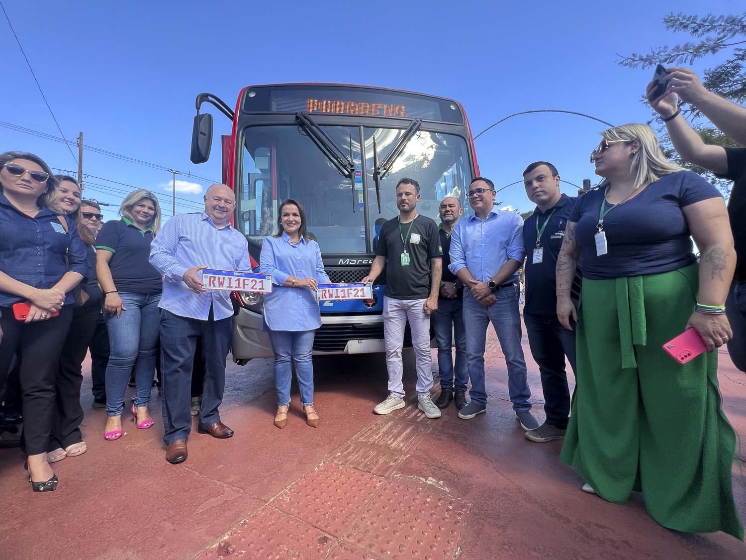 Você está visualizando atualmente Adriane Lopes entrega novos ônibus e garante mais segurança