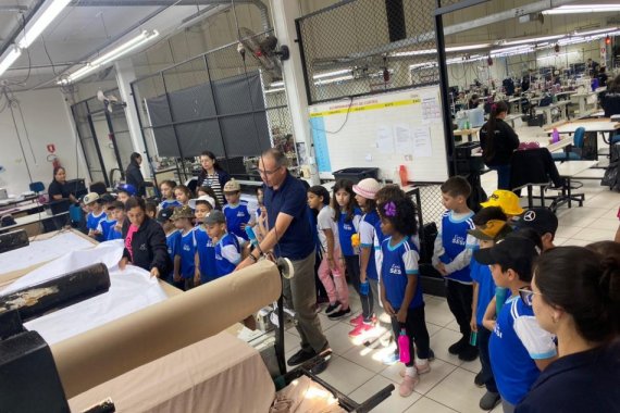 Você está visualizando atualmente FIEMS: Alunos da Escola Sesi conhecem fábrica de roupas em Dourados