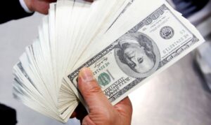 Leia mais sobre o artigo Dólar cai para R$ 4,77 e fecha no menor valor em mais de um ano