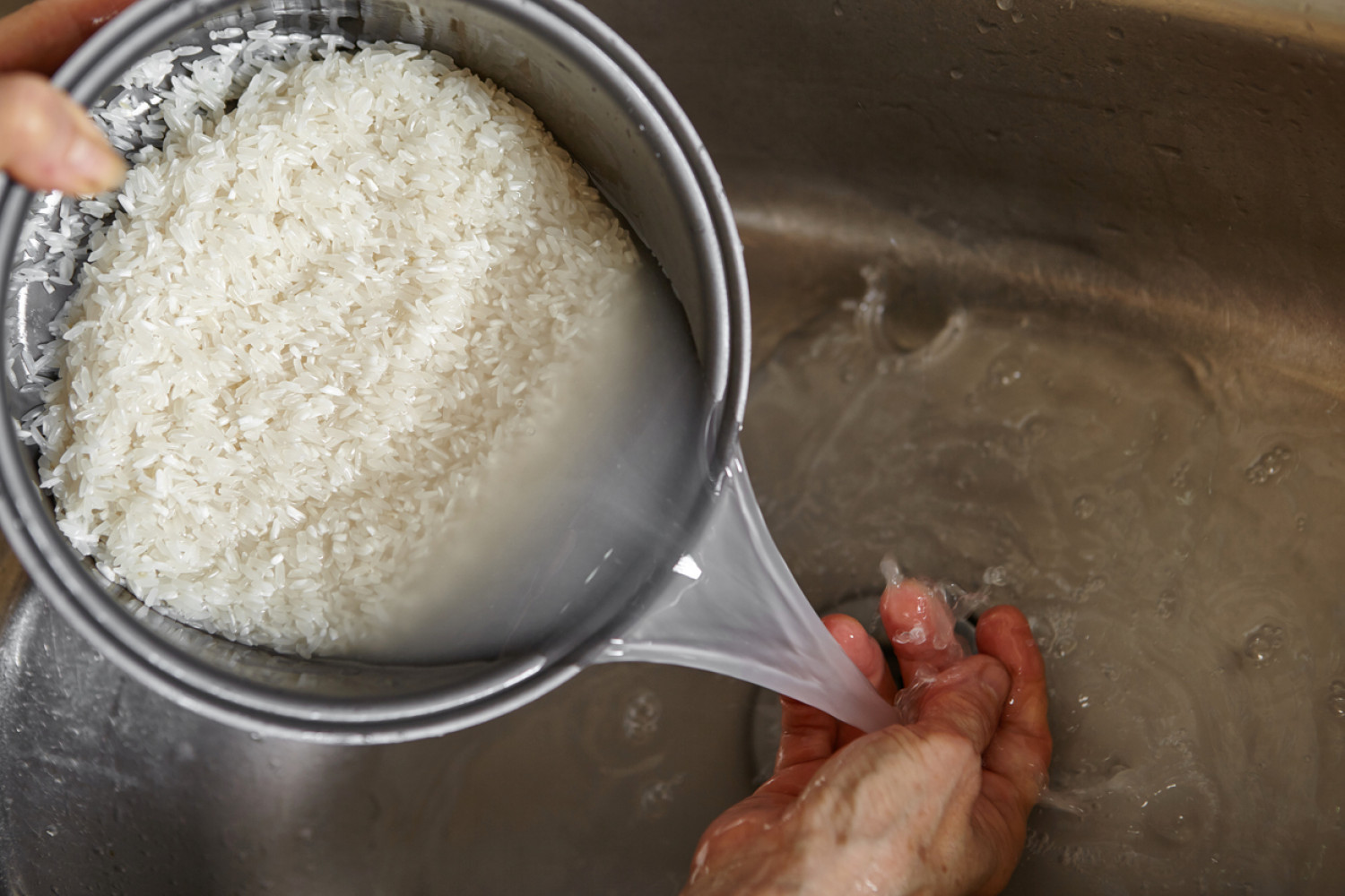 e-preciso-lavar-o-arroz-antes-de-cozinhar-a-ciencia-tem-resposta