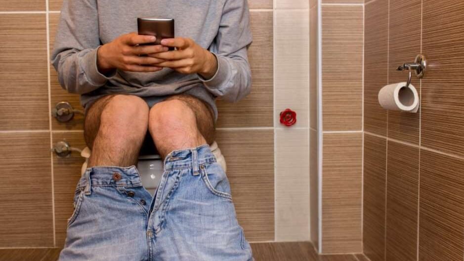 Você está visualizando atualmente Oito perigos de usar o celular no banheiro que você deveria saber